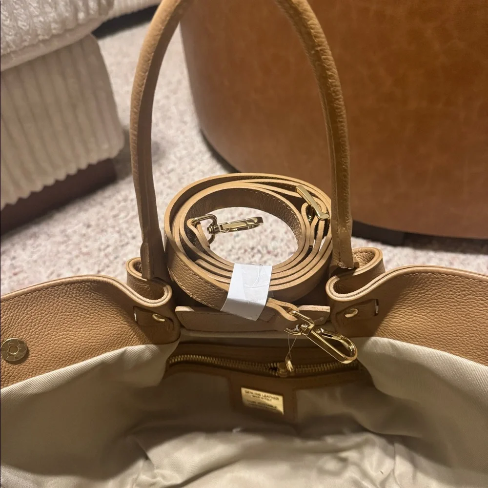 Viola Castellani. Tan leather tote bag with gold hardware. Adjustable strap.